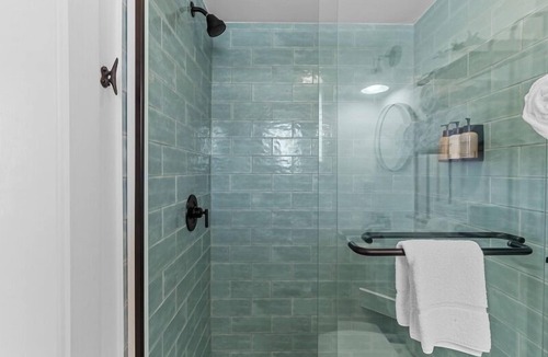 Yaupon Beach Hotel | Beach House OKI - King Room in hotel on Oak Island, North Carolina