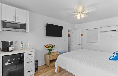 Yaupon Beach Hotel | Beach House OKI - Standard King Room - in hotel on Oak Island, North Carolina