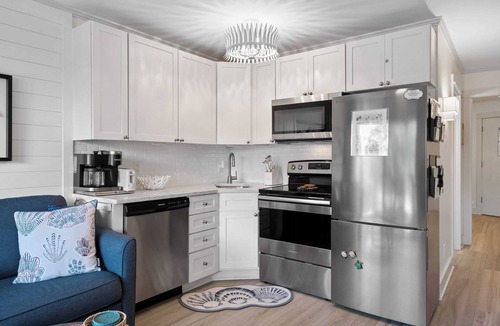 Hilton Head Island Villa | Beachfront Couples Coastal Getaway Renovated I Pool I Balcony I AC Oceanviews