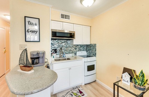 North Beach Apartment | Beachfront Corpus Christi Condo w/Pool Access!