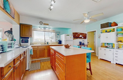 Punaluu Cottage | Beachfront hideaway with breathtaking views & modern updates - steps to sand