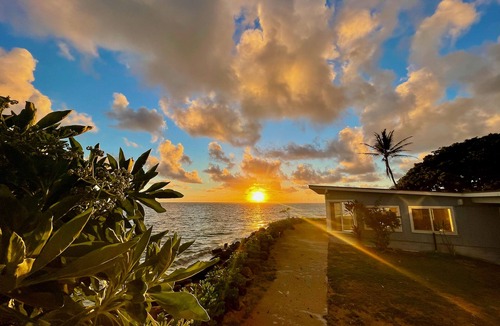 Punaluu Cottage | Beachfront hideaway with breathtaking views & modern updates - steps to sand