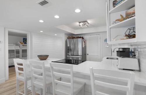 Sunnyside Condo | Beachfront Penthouse! Pool, Tennis & Beach Access