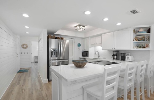Sunnyside Condo | Beachfront Penthouse! Pool, Tennis & Beach Access