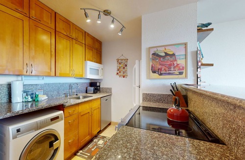 Maalaea Condo | Beachfront retreat with lanai, WiFi, pool, & hot tub - prime turtle spot