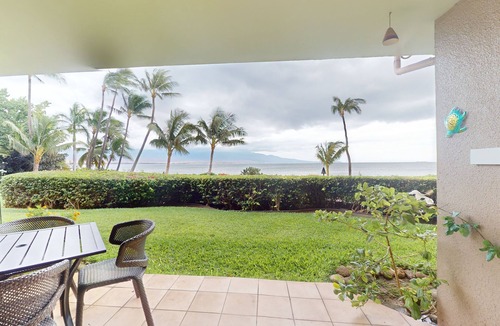 Maalaea Condo | Beachfront retreat with lanai, WiFi, pool, & hot tub - prime turtle spot