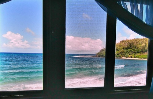Kilauea Cottage | BEACHFRONT! So close to the ocean you can feel the sea spray!