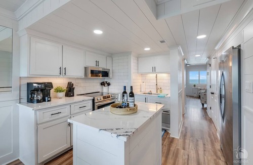 Sunnyside Condo | BeachfrontBliss - Penthouse 1BD Gulf + Lake Views