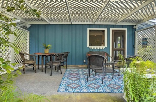Honalo House | Beachside Cottage surrounded by coffee trees but minutes from the beaches