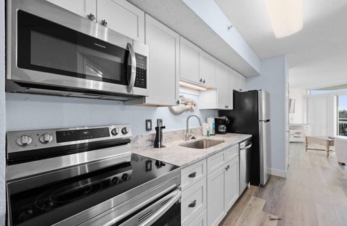 Downtown Myrtle Beach Condo | Beachside Elegance Ocean View King Condo 4th Floor