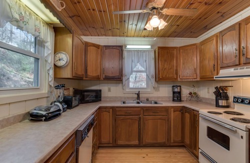 Saluda Cabin | Bear Creek Cabin | Private Mountain Cabin Near TIEC, Saluda & Hendersonville