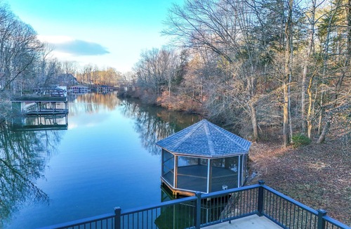 Bumpass House | Bear Tree Waterfront Retreat on Lake Anna - 2 Lvls. w/Sundeck Boathouse Gazebo