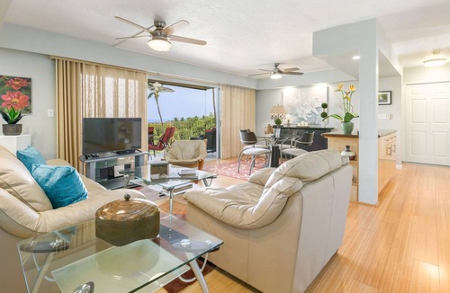 Keauhou Condo | BEAUTIFUL 2 BEDROOM, 2 BATHS END UNIT ON GOLF COURSE WITH OCEAN VIEWS
