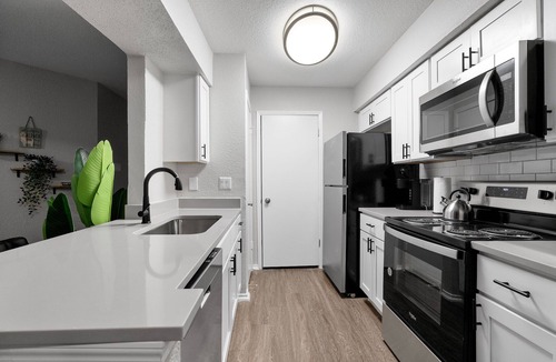 University Hills and Windsor Park Apartment | Beautiful 2BD/1BA in University Hills 11kb