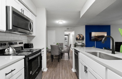 University Hills and Windsor Park Apartment | Beautiful 2BD/1BA in University Hills zrhf