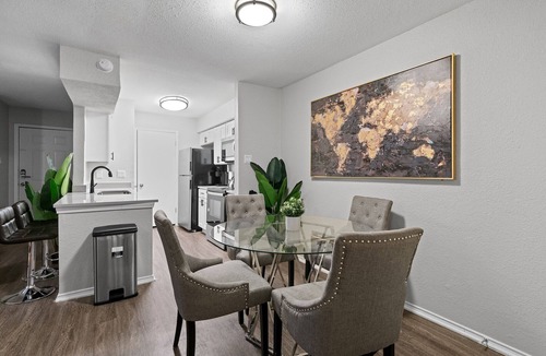 University Hills and Windsor Park Apartment | Beautiful 2BD/1BA in University Hills zrhf