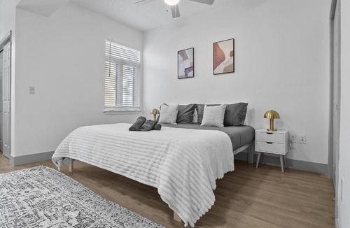 Charlotte Center City Apartment | Beautiful Blue Spacious Free Parking View Gym