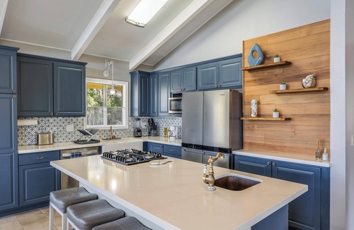 Kona Palisades House | Beautiful conveniently located 2-bedroom ocean view home in Kailua-Kona.