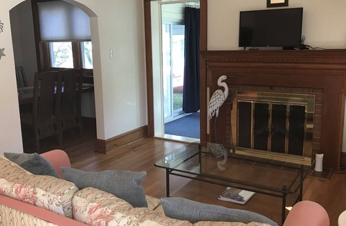Columbia House | Beautiful, cozy cottage, a two minute walk to the Scuppernong River boardwalk
