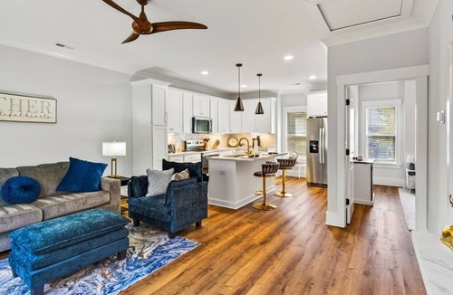 Apex House | Beautiful Downtown apartment. Walk to our historic downtown retail, dining & fun