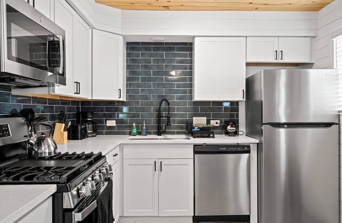 Dawson House | Beautiful Downtown Home! Perfect for Long Stays!