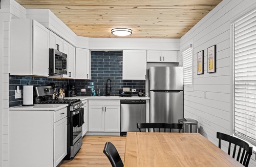Dawson House | Beautiful Downtown Home! Perfect for Long Stays!