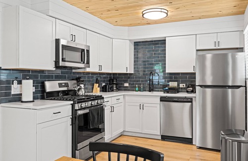Dawson House | Beautiful Downtown Home! Perfect for Long Stays!