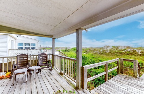 Atlantic Beach Cottage | Beautiful Home in Oceanfront Location w/Vaulted Ceilings, Free WiFi, Deck, W/D
