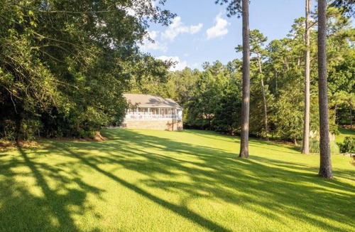 Milledgeville House | Beautiful lake-side 4 Bedroom! Just 15 mins from GCSU & downtown Milledgeville!