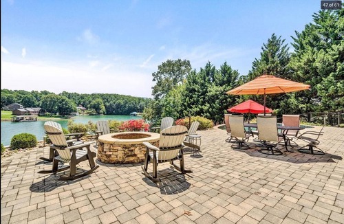 Huddleston House | Beautiful lakeside family or corporate retreat with pool, hot tub, and more!