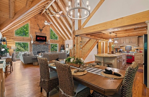 Lake Lure Cabin | Beautiful Log cabin nestled in the mountains of Lake Lure