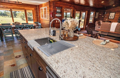 Boys Ranch House | Beautiful Log Home 5mi from Suwanee Music Park!
