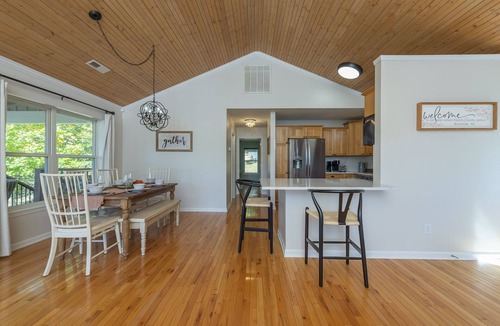 Burnsville Cabin | Beautiful Mtn Views, Fire Pit+Grill, Gas Logs, WiFi, Close to Burnsville & AVL!