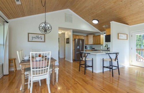 Burnsville Cabin | Beautiful Mtn Views, Fire Pit+Grill, Gas Logs, WiFi, Close to Burnsville & AVL!