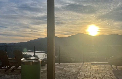 Lake Lure House | Beautiful NEW 5 br 4 bath Log cabin with PRIVATE HOT TUB overlooking Lake Lure