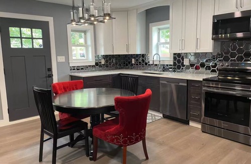 Brookland House | Beautiful Newly Renovated 3 Bedroom Home. Pool Table, Play Station and More.