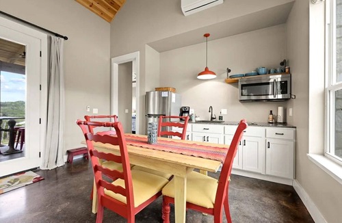 Dripping Springs Cottage | Beautiful Pet-Friendly Cottage with Outdoor Fireplace for a Wonderful Escape in Nature near Austin, Texas