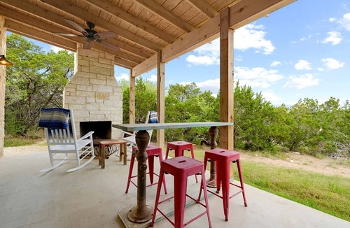 Dripping Springs Cottage | Beautiful Pet-Friendly Cottage with Outdoor Fireplace for a Wonderful Escape in Nature near Austin, Texas