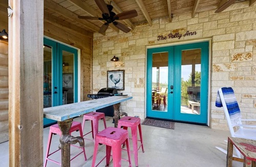 Dripping Springs Cottage | Beautiful Pet-Friendly Cottage with Outdoor Fireplace for a Wonderful Escape in Nature near Austin, Texas