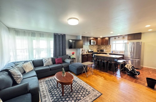 Seminary Hill House | Beautiful Spacious 8BR Entire House in Alexandria
