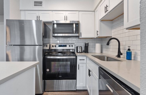 University Hills and Windsor Park Apartment | Beautiful Studio in University Hills t4fr