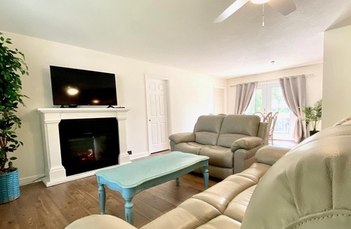 Kings Grant House | Beautiful sunny two bedroom home 5 minutes from the beach