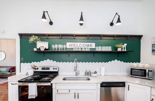 Daniels Hill House | Beautiful Victorian 6Br Home with Rec-room