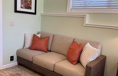 Makawao Cottage | Beautifully Appointed 2-bedroom cottage in Lower Kula with AC, WiFi, & Smart TV