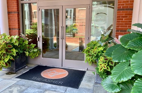 Old Town West Apartment | Beautifully Decorated 2 BR - 4 Min Walk to Metro and Close to Old Town