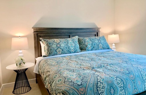 Old Town West Apartment | Beautifully Decorated 2 BR - 4 Min Walk to Metro and Close to Old Town
