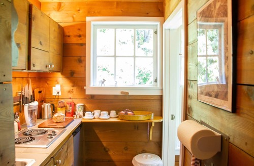 Charlottesville Cabin | Beautifully Rustic Cabin just 10 minutes from UVA, with pool!
