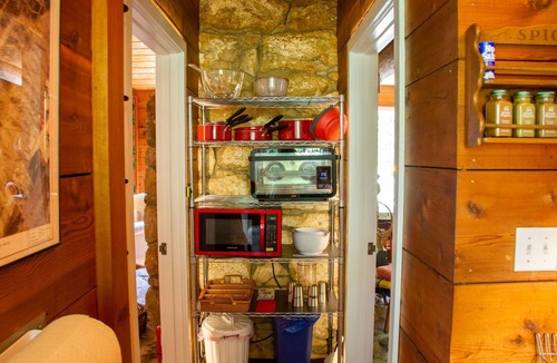 Charlottesville Cabin | Beautifully Rustic Cabin just 10 minutes from UVA, with pool!