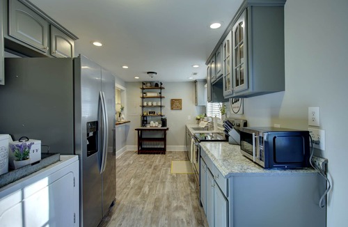 Schley House | "Bee Haven" Cottage Retreat Near Colonial Williamsburg