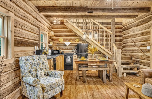 Smoky Mountains Cabin | Beehive Treehouse, Hot Tub, WIFI, Barnwood Builders Homemade History episode!